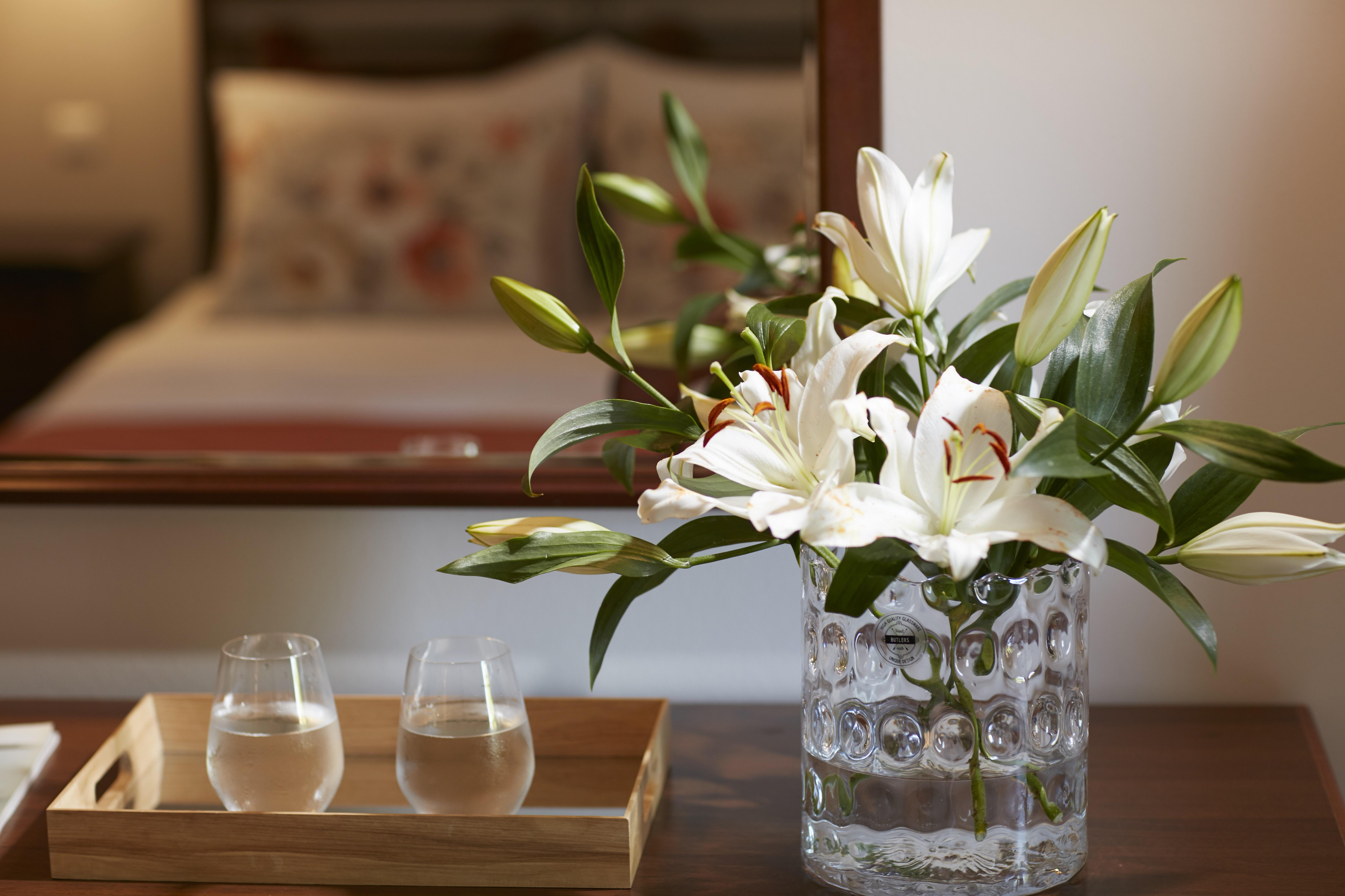 Simantro Resort Sani  Exterior photo A vase of flowers