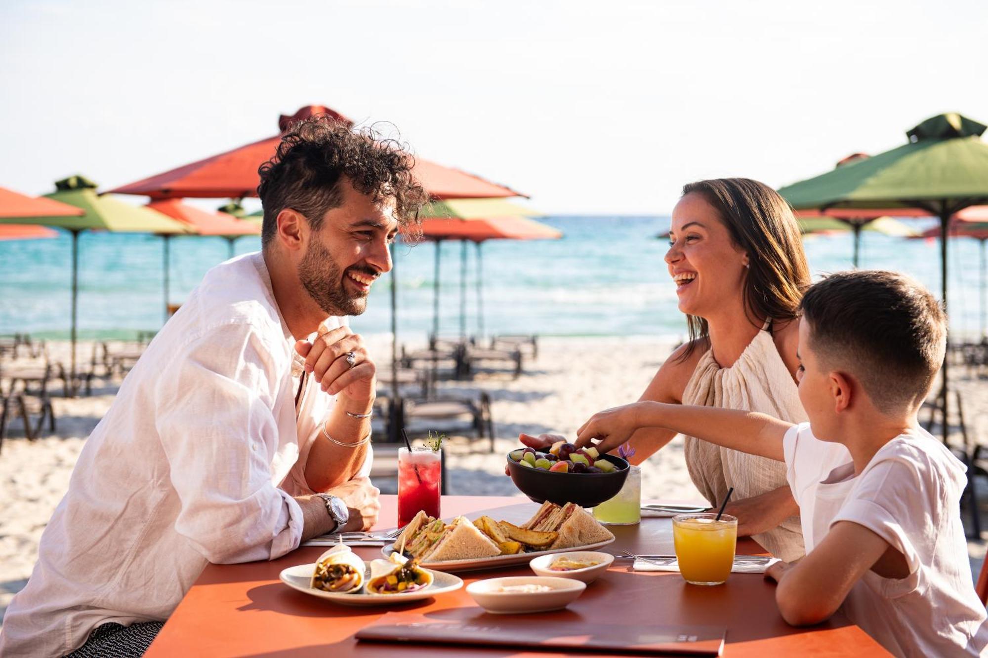 Simantro Resort Sani  Exterior photo Family dining at a beach restaurant